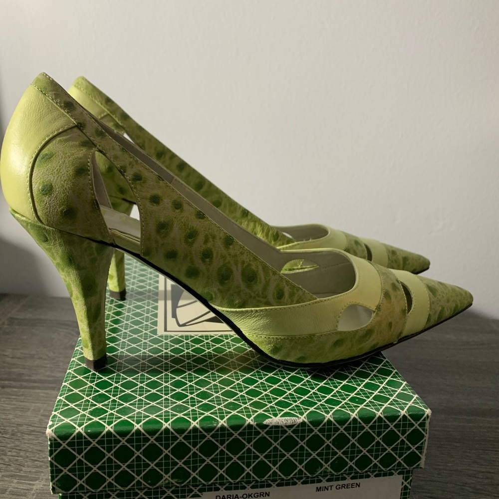 Mint green Ostrich print pump like new